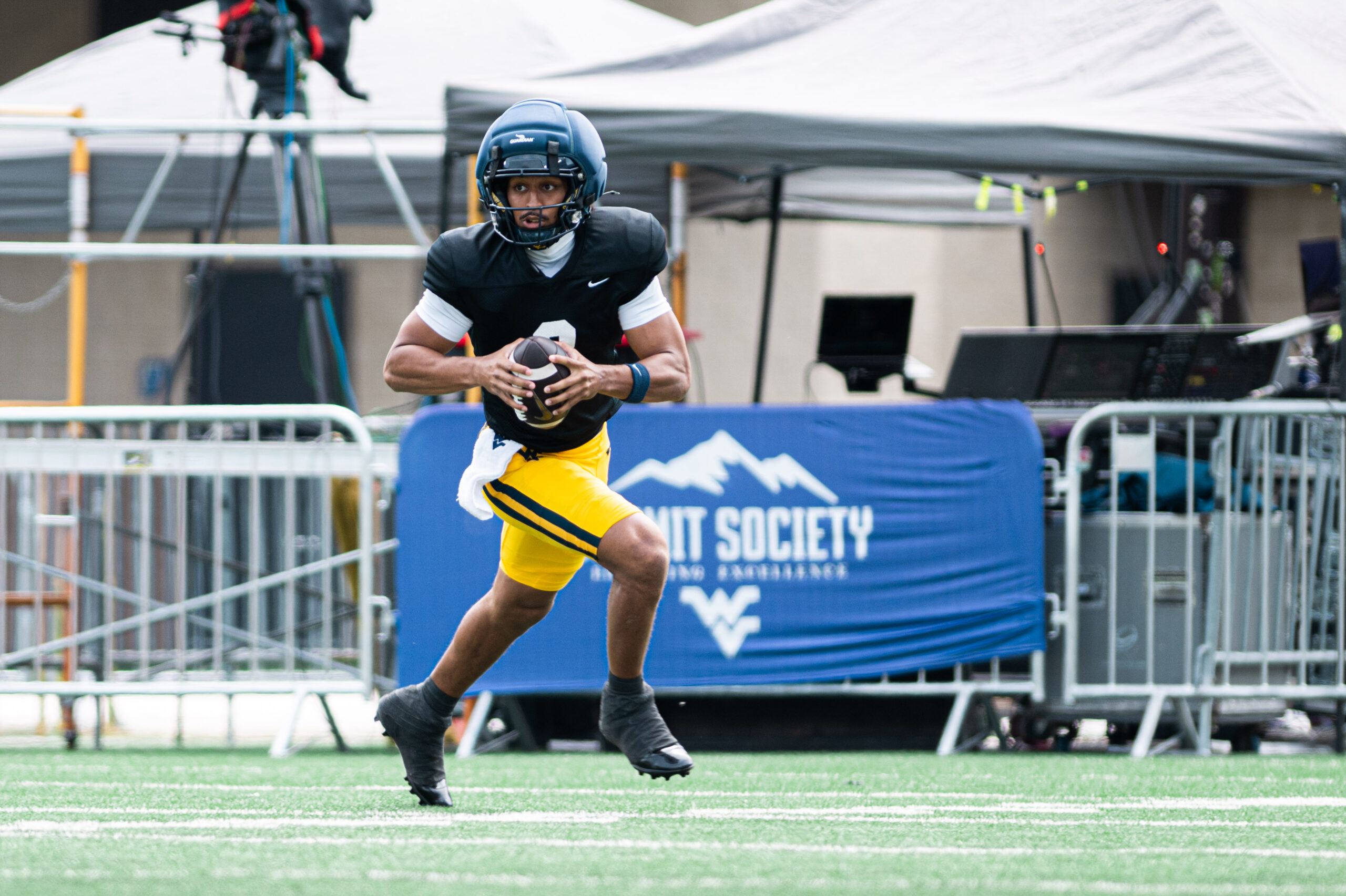 Transfer quarterback Michael Hawkins Jr. learning from legend Pat White in early time at WVU